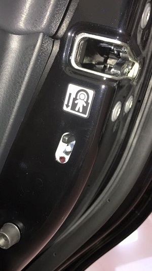 khóa an toàn dành cho trẻ em trên xe Toyota